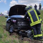 FW Celle: PKW fährt in Regenrückhaltebecken – eCall alarmiert Rettungskräfte!