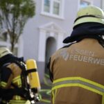 FW-E: Wohnungsbrand mit Menschenrettung im Dachgeschoss eines Mehrfamilienhauses