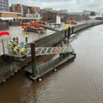 FW Bremerhaven: Bootsanleger in der Geeste auseinandergebrochen