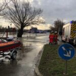 FW Minden: PKW von Hochwasser eingeschlossen