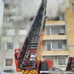 FW Bremerhaven: Wohnungsbrand in einem Mehrfamilienhaus in der Schifferstraße