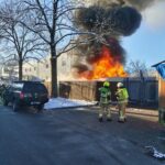 FW Konstanz: Wohnwagen brennen an Lagerhalle