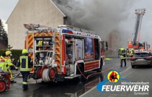 FW-MG: Feuer im Treppenraum eines Mehrfamilienhauses