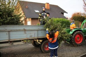 FW Gangelt: Abholung der Weihnachtsbäume durch die Jugendfeuerwehr