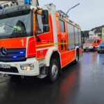 FW-BN: PKW schleudert nach Unfall in Baugerüst, zwei Verletzte