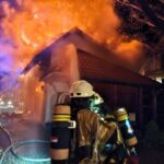 FW Lehrte: Großbrand landwirtschaftlicher Betrieb: Nebengebäude steht im Vollbrand, Feuerwehr verhindert übergreifen auf Seniorenheim und Wohngebäude