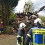 FW-SE: Feuer zerstört Einfamilienhaus, zwei Verletzte Hausbewohner