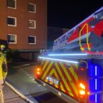 FW-SE: Feuer auf dem Balkon eines Mehrfamilienhauses und parallel schwerer Verkehrsunfall in Henstedt-Ulzburg