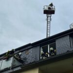 FW-E: Dachfassade fängt Feuer – schnelles Eingreifen der Feuerwehr verhindert Schlimmeres