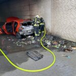 FW Dinslaken: Feuer einer brennenden Mülltonne griff auf PKW über.