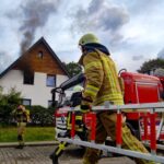 FW Osterholz-Scharm.: Wohnungsbrand mit Menschenleben in Gefahr – Feuerwehr kann Dachstuhlbrand verhindern