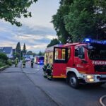 FW Königswinter: Brennender Anbau an Holzhaus – Nachbarn verhindern schlimmeres