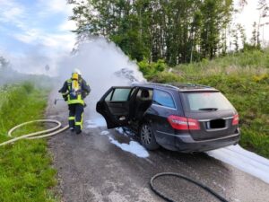 FW-OE: Fahrzeugbrand und ausströmendes Gas rufen Feuerwehr auf den Plan