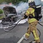 FW-OLL: Brand auf der Autobahnausfahrt: Mercedes geht in Flammen auf