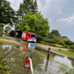 FW Celle: Straße in Hustedt unter Wasser