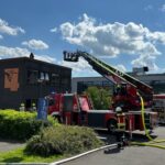 FW VG Westerburg: Feuer in Förderschule in Westerburg – Rauchwolke weit über das Stadtgebiet hinaus zu sehen