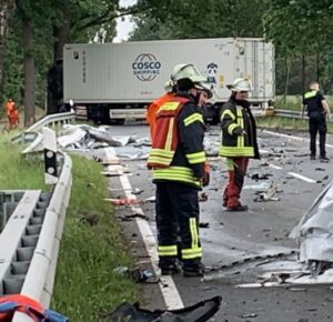 FW Lüchow-Dannenberg: +++ Schwerer Verkehrsunfall in Lüchow-Dannenberg +++ Transporter kollidiert auf B216 mit LKW +++ Fahrer erliegt vor Ort seinen Verletzungen +++