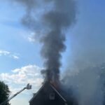 FW-E: Ausgedehnter Brand in einem Wohn- und Geschäftsgebäude – Feuerwehr rettet Anwohner über die Drehleiter
