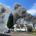 FW-E: Große Rauchwolke über Essen – Feuer in Kfz-Werkstatt führt zu Explosionen und NINA-Warnung