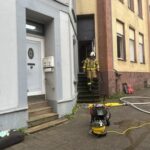 FW Mettmann: Kabelbrand entzündet Sofagarnitur. Eine Person durch Feuerwehr gerettet.