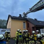 FW Menden: Dachstuhlbrand in der Schlesienstraße