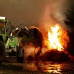 FW Celle: 200 Rundballen brennen in Garßen – Strohmiete in Vollbrand!