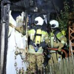FW Dresden: Brand einer Gartenlaube droht sich auszubreiten