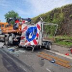 FW Moers: A40 LKW prallt auf Fahrzeug der Autobahnmeisterei