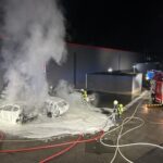 FW Moers: Zwei PKW brennen auf Supermarkt-Parkplatz