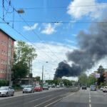 FW-F: Lagerhallenbrand in Frankfurt-Griesheim mit weithin sichtbarer Rauchsäule – Feuerwehr im Großeinsatz