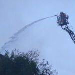 FW Dresden: Erneute Warnung vor Rauchentwicklung beim Großbrand in Dresden-Leuben