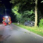 FF Bad Salzuflen: Feuerwehr sucht Mercedesfahrer nach schwerem Unfall in Bad Salzuflen / Rund 40 Kräfte sind am frühen Dienstagmorgen auf der Sylbacher Straße im Einsatz