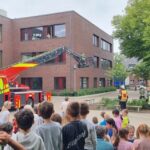 FW-WRN: Die Feuerwehr auf dem Schulhof der Katholischen Wiehagengrundschule