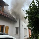 FW-OG: Anbau eines Wohnhauses ausgebrannt, ein Feuerwehrmann leicht verletzt.