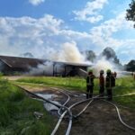 FW-ROW: Strohlager neben Boxenlaufstall steht in Vollbrand