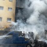 FW Moers: Moers-Mitte: Mehrere Bewohner bei Brand über Drehleitern gerettet / Moers-Meerbeck: Gartenhaus brannte in der Nacht