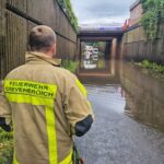 FW Grevenbroich: Überflutungen nach Starkregen in Grevenbroich / Personen in PKW vom Wasser eingeschlossen / Überörtliche Hilfe im Einsatz