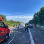 FW Bergheim: Drei Verletzte nach Unfall auf A61 Kleintransporter kollidiert mit PKW auf Standstreifen