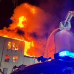 FW Kreis Soest: Großbrand zerstört Mühlengebäude / 350 Einsatzkräfte bekämpfen Großbrand in Möhnesee-Wippringsen