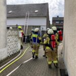 FW Rheurdt: Feuerwehr löscht Küchenbrand im Rheurdter Ortskern – vier Leichtverletzte