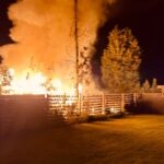 FW Rheurdt: Feuerwehr löscht brennendes Holzhaus