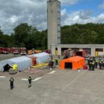FW Moers: Dekontamination von verletzten Personen – Einsatzkräfte üben den Aufbau des Verletzten-Dekontaminationsplatz 50 NRW (Dekon V 50)