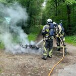 FW Hünxe: Brennender Motorroller im Wald