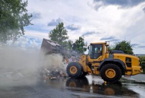 FW-BO: Mit Sperrmüll beladener LKW brennt neben einer Lagerhalle – Feuerwehr verhindert Brandausbreitung