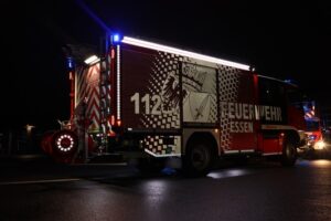FW-E: Kellerbrand in einem Mehrfamilienhaus – Anwohnenden ist der Fluchtweg abgeschnitten