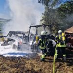 FW VG Westerburg: Traktor brennt bei Heuernte vollständig aus – Feuerwehr verhindert größeren Flächenbrand