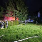 FW Datteln: Laubenbrand sorgt für 20 Meter hohe Flammen