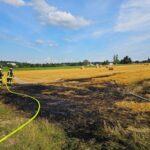 FW Königswinter: Ballenpresse und Feld fangen Feuer