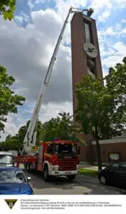 FW-M: Kirchturm verliert Blechteile (Unergiesing)
