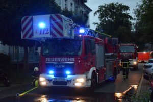 FW-MK: Feuer in Mehrfamilienhaus